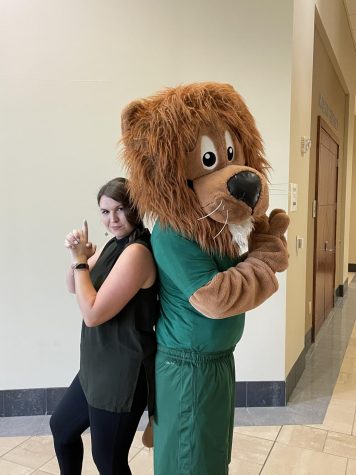 New Director of Residential Living, Madison Smith, poses with Leo the Lion during summer orientation. // PHOTO BY MELISSA SCUDERI