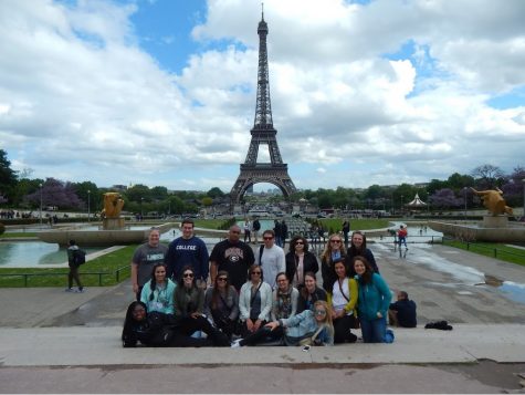 A group of students led by Dr. Julia Schmitz in front of the Eiffel Tower. // Photo Courtesy of Dr. Schmitz. 