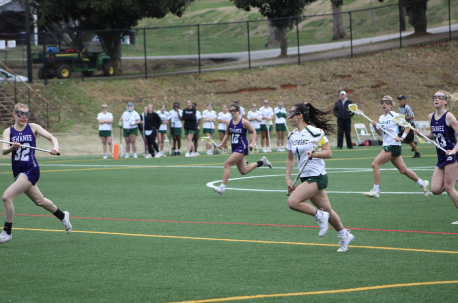 Freshman+midfielder+Clara+Welch+brings+the+ball+into+the+offensive+zone+in+transition.+PHOTO+%2F%2F+CHAD+HALL