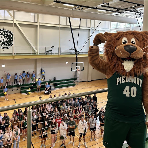Leo the Lion posing with the freshmen and MANE Leaders. 
Piedmont University MANE. (2023) Group Photo with Leo the Lion.
