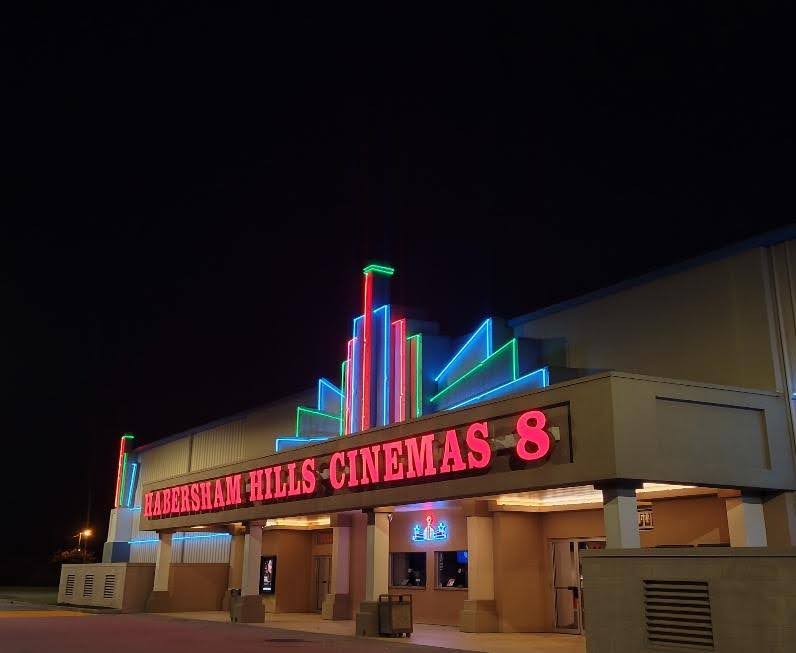  A Picture of Habersham Hills Cinemas at night.