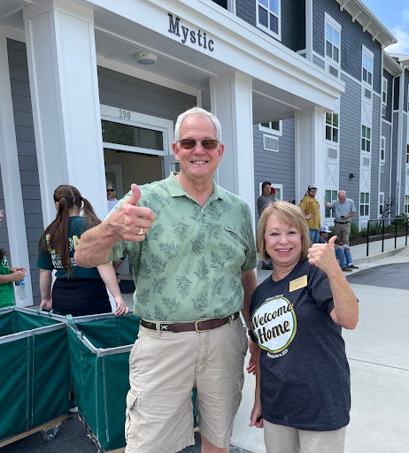 President Marshall Criser and Interim Vice President Vicki Turner welcome incoming freshmen to Piedmont.